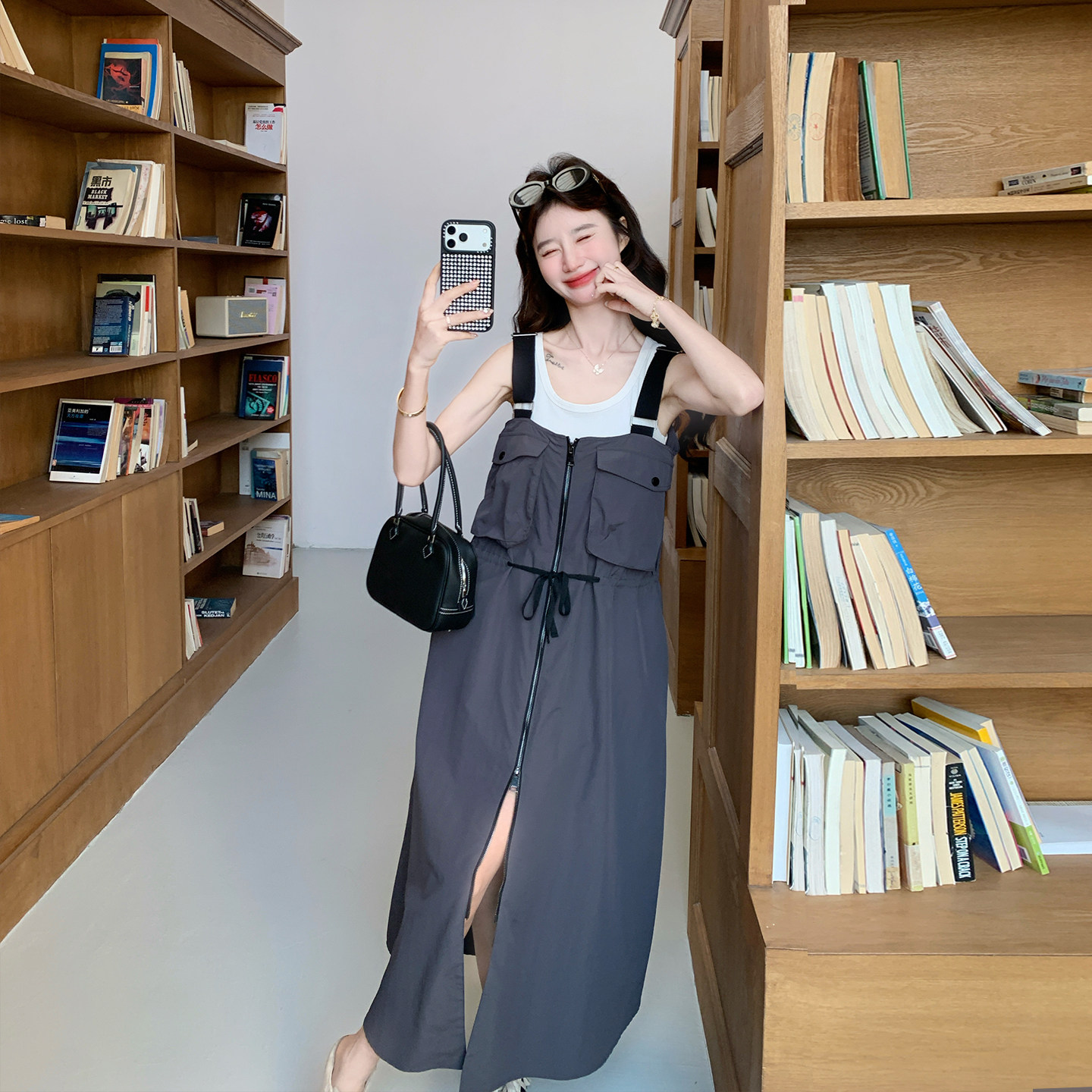 休闲减龄深灰色工装背带连衣裙女
