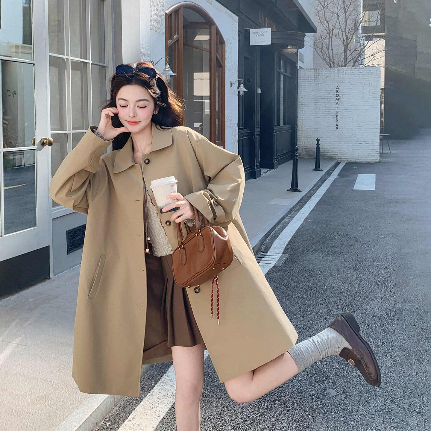 卡其色减龄气质翻领设计感风衣外套女春季2026新款中长款超火大衣