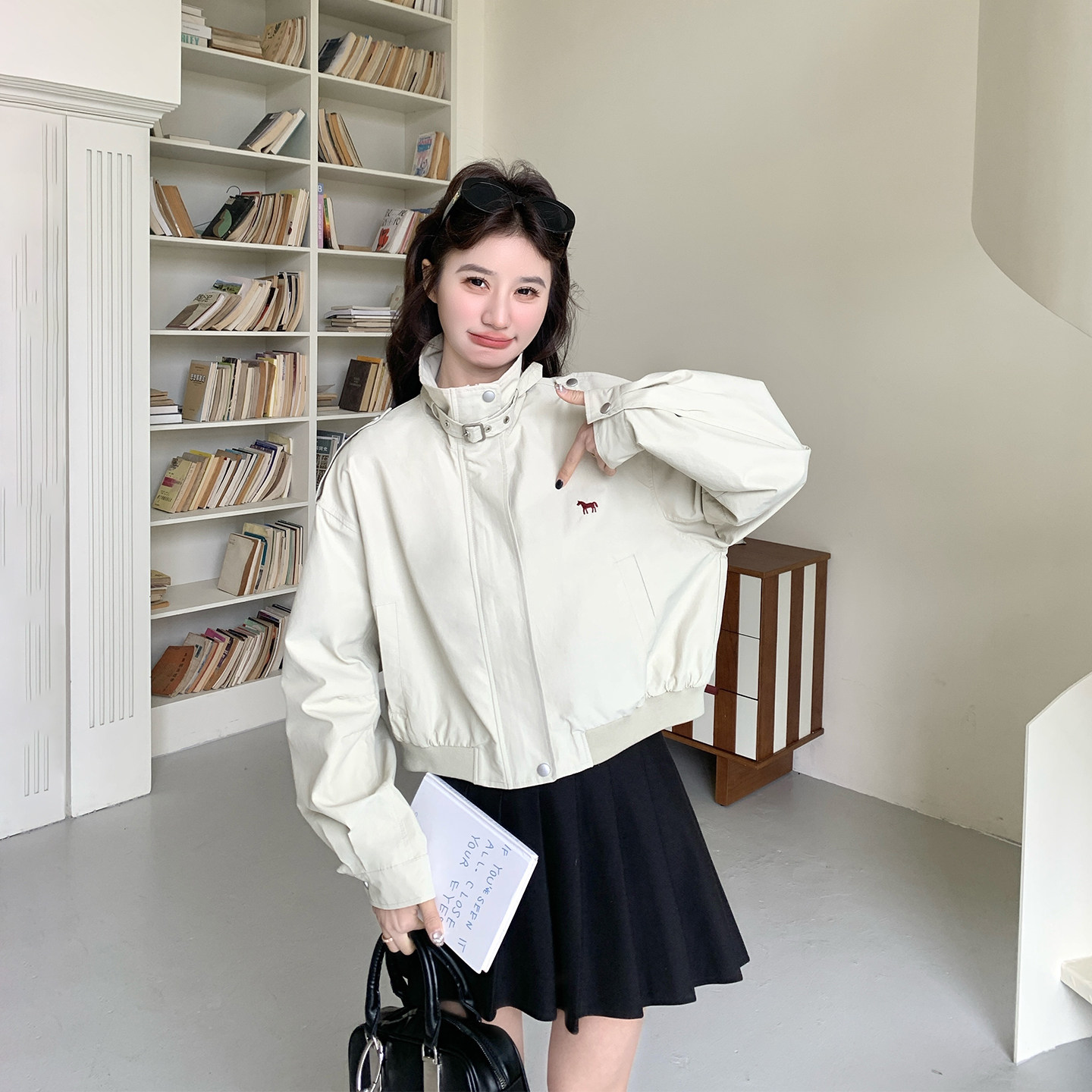 撞色刺绣立领短外套女春季2026新款小个子超火洋气巨好看夹克上衣