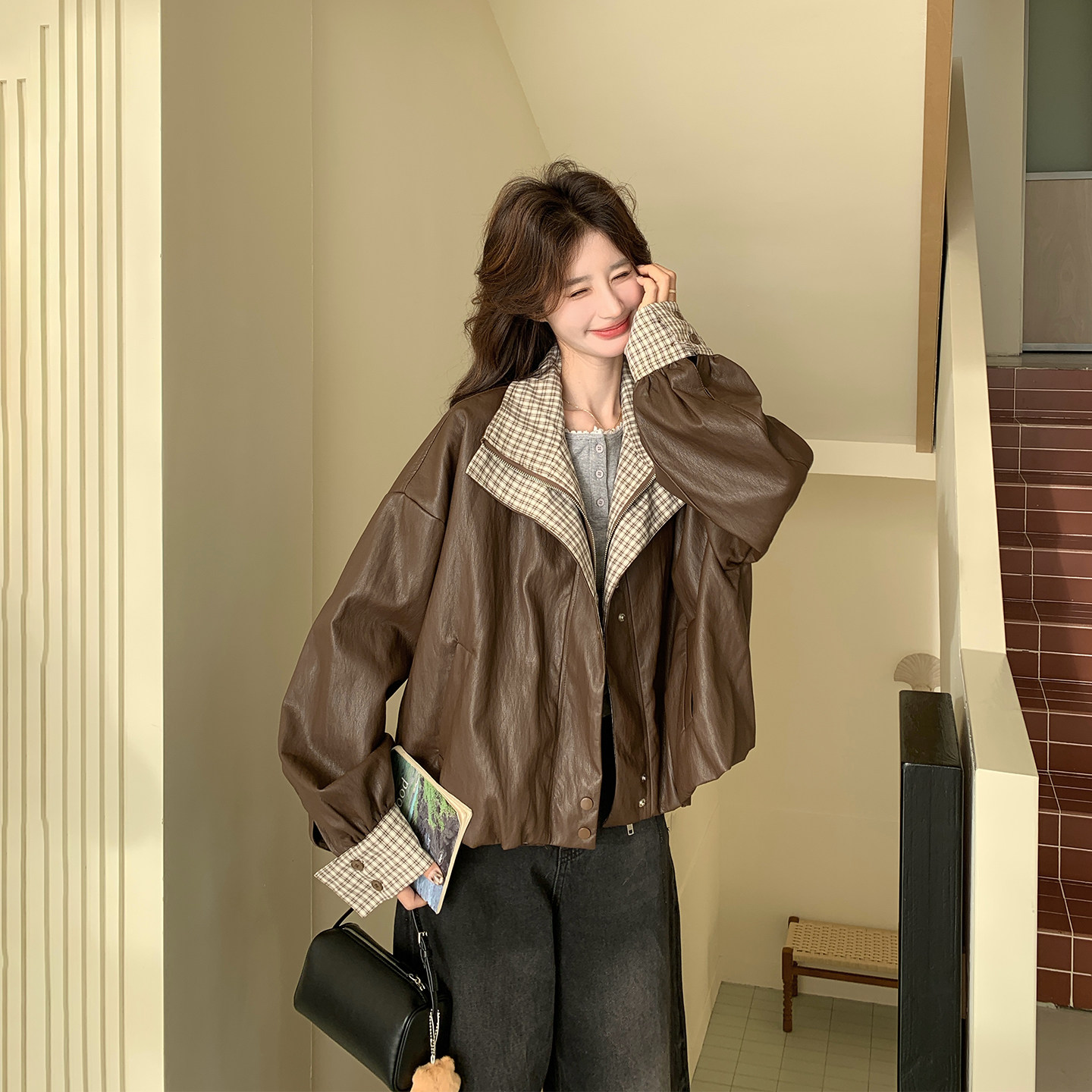 格子拼接超火咖色皮衣外套女春季2026新款洋气小个子机车服PU夹克