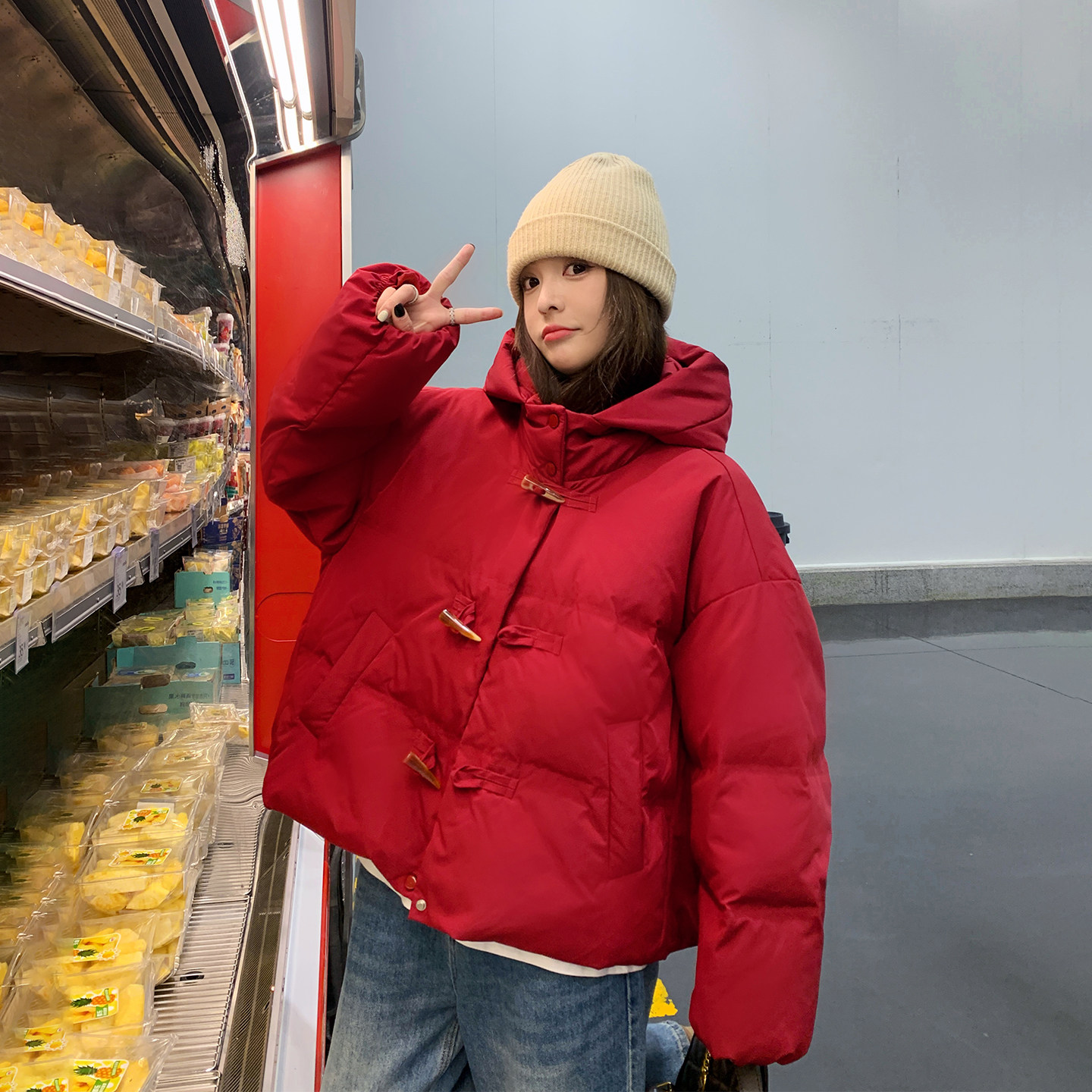 红色连帽短款牛角扣羽绒服女冬季2025新款小个子甜美保暖洋气外套