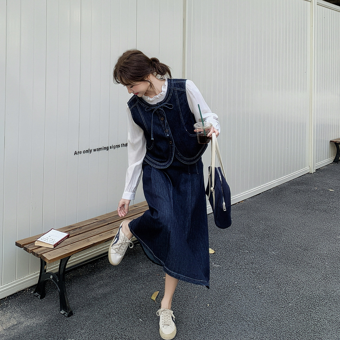 高级感牛仔马甲套装裙女春季2026新款一整套爆款衬衫半身裙三件套