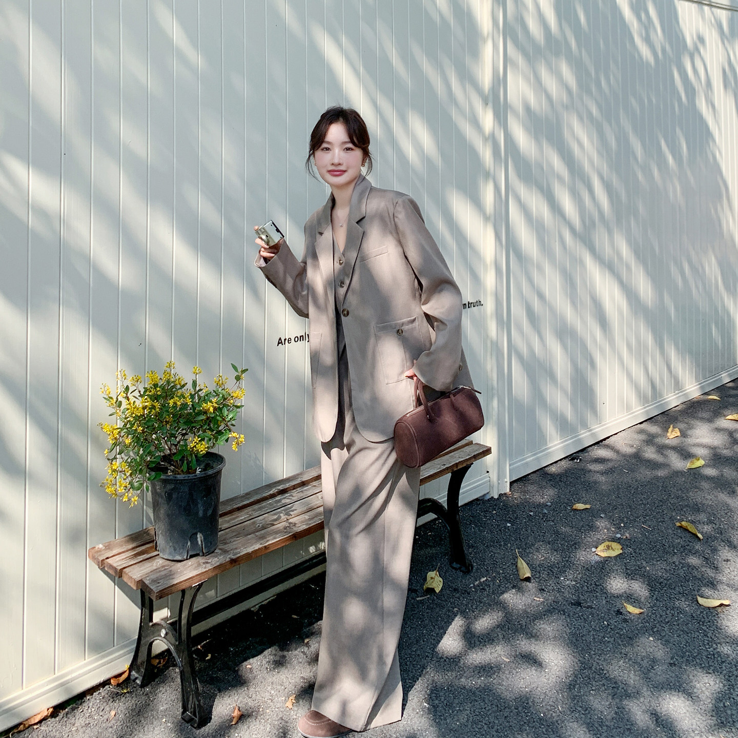 老钱风卡其色气质套装女春季2026新款一整套西装马甲阔腿裤三件套