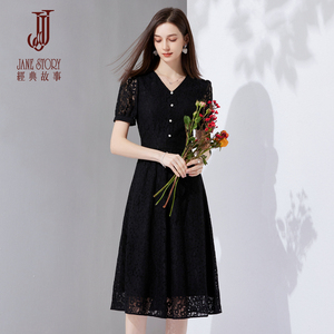 黑色法式赫本风裙子2026夏季新款V领显瘦钉珠蕾丝连衣裙镂空长裙