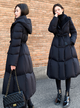 2025年新款女装冬季长款过膝羽绒服女黑色连帽系带收腰白鸭绒外套