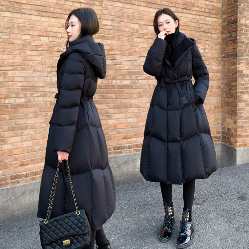 2025年新款女装冬季长款过膝羽绒服女黑色连帽系带收腰白鸭绒外套