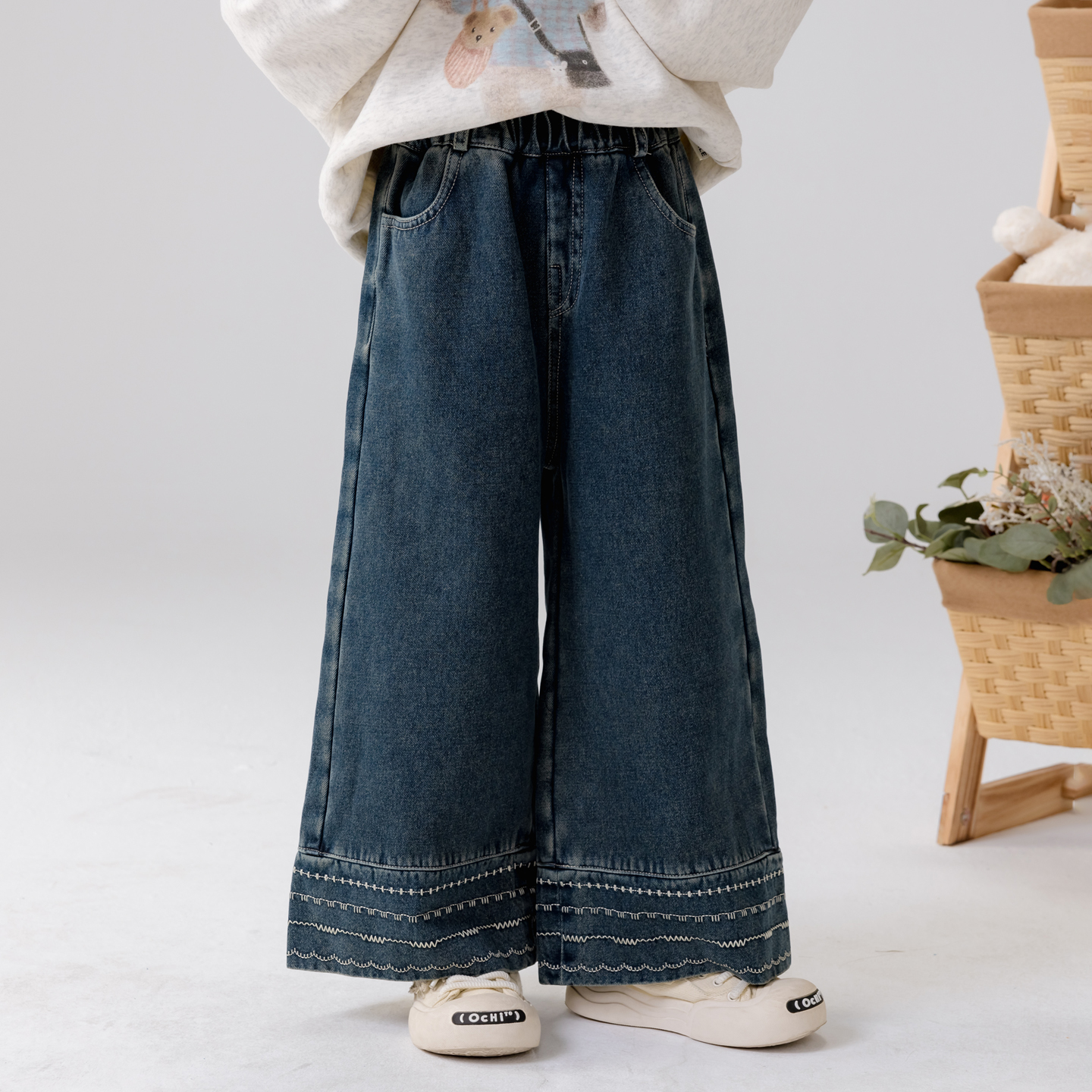 哈依鲁女童2025冬季新款加绒牛仔裤儿童中大童一体绒宽松微喇叭裤