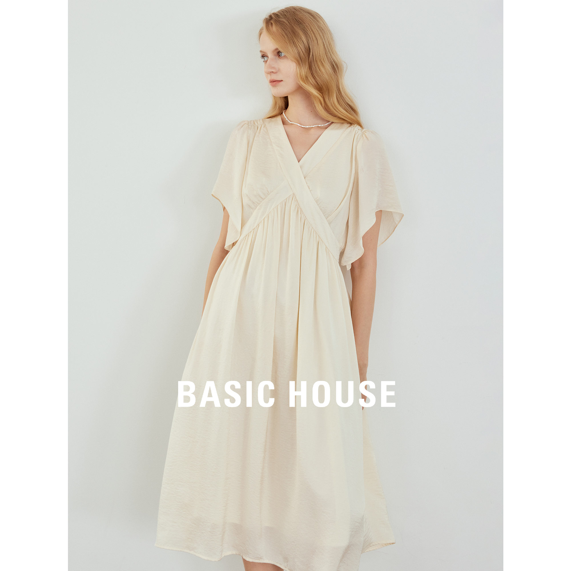 Basic House/百家好V领赫本风连衣裙女春新款收腰泡泡袖裙子