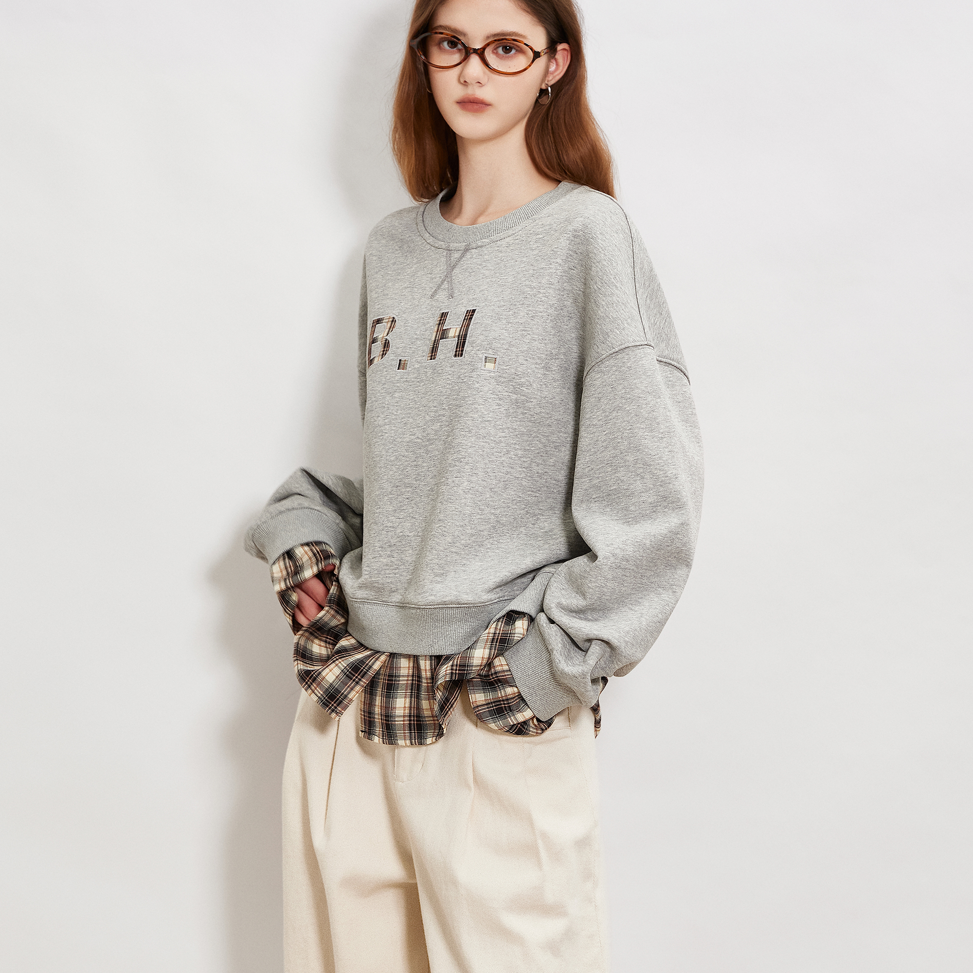 Basic House/百家好灰色圆领卫衣女2025秋冬美式假两件格子上衣