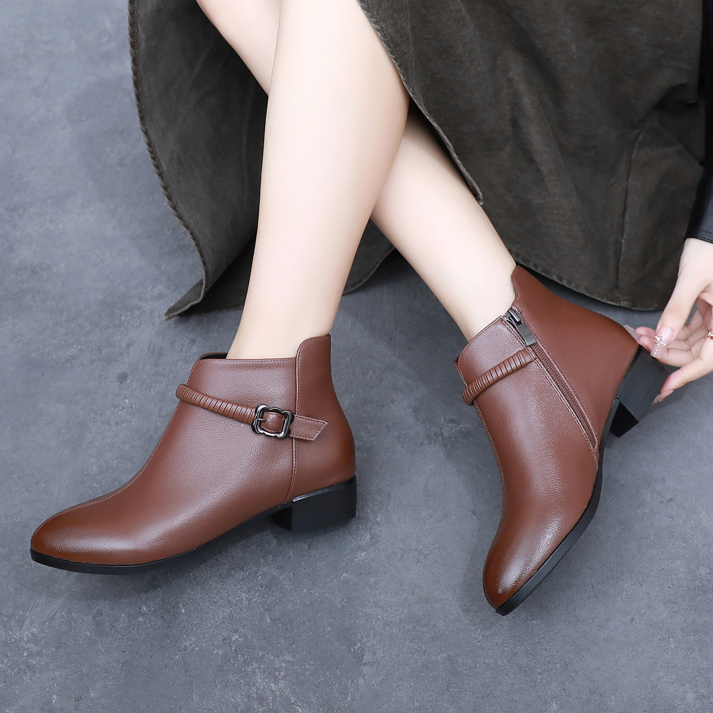 真皮小短靴女2025新款尖头单靴女靴妈妈皮鞋秋冬加绒棉鞋低跟靴子