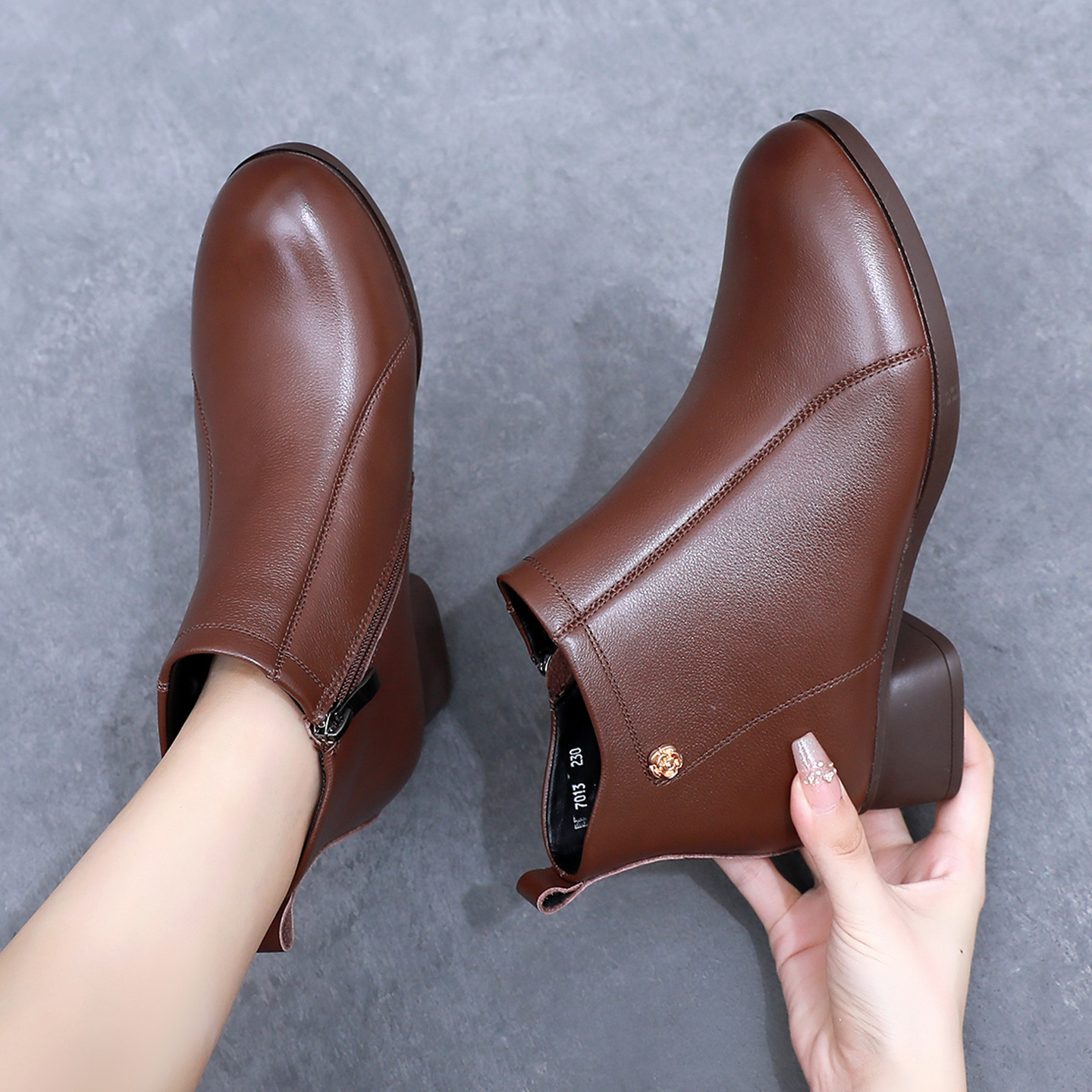 真皮粗跟短靴女软底妈妈鞋秋季新款单靴及踝靴子冬季加绒棉鞋皮鞋