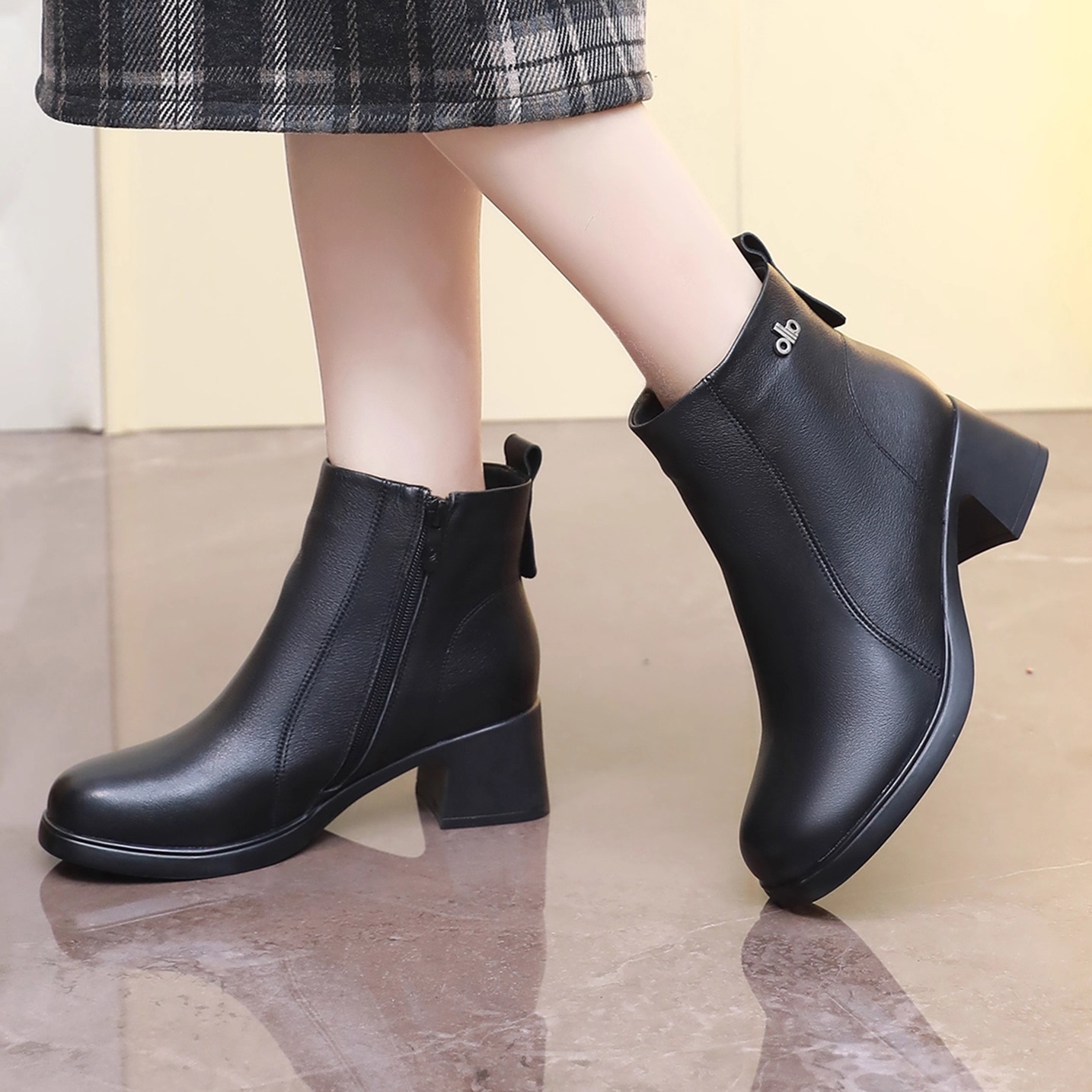 真皮粗跟短靴女冬季妈妈鞋舒适中跟加绒保暖棉鞋上班皮鞋大码女鞋