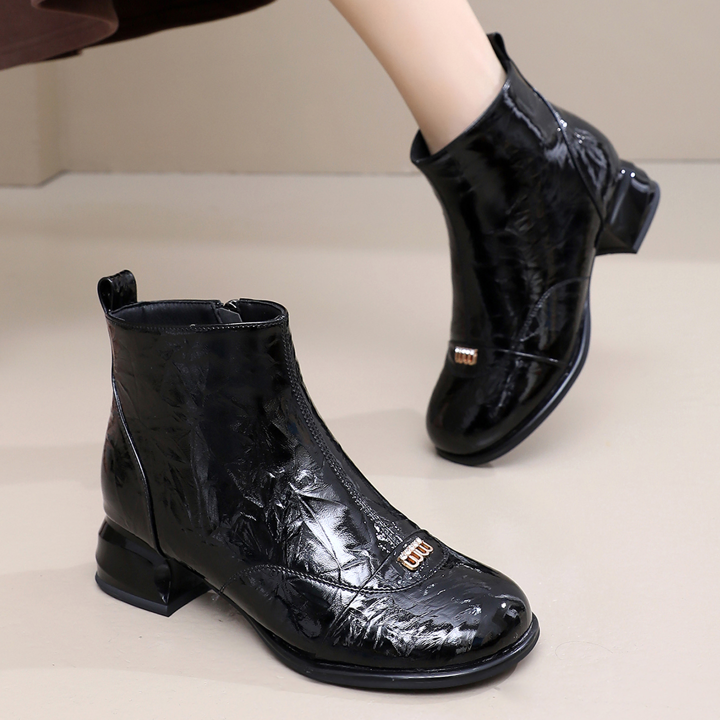 漆皮短靴女粗跟圆头马丁靴时尚妈妈靴子2025新款真皮加绒大码女鞋