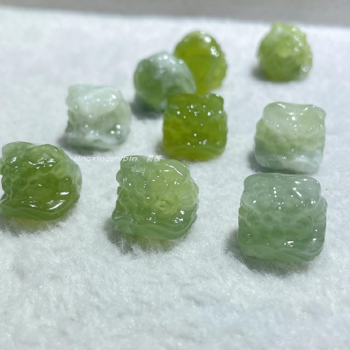 青提奶盖醒狮雕刻吊坠天然岫玉