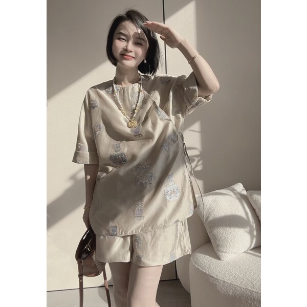 大掌柜推荐《聚宝瓶》 香槟色万针刺绣重工短袖衬衫套装女01