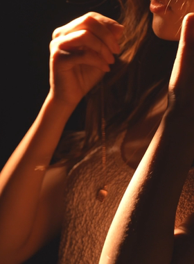 镀18k玫瑰金镶钻长方形轻奢吊坠