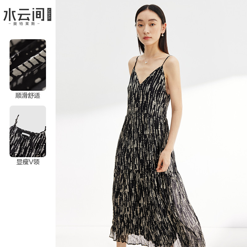 水云间黑色v领吊带连衣裙女装秋季新款2025小个子外穿中长款裙子