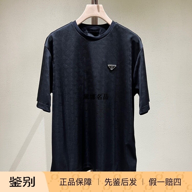 正品现货 Prada/普拉达 24秋冬男士缎面满LOGO黑色短袖T恤 UJN905