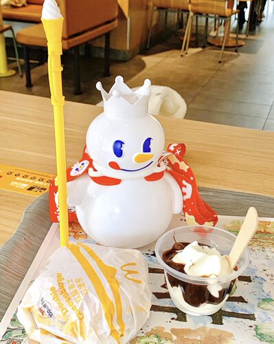 蜜雪冰城吨吨桶雪人雪王的杯子高颜值可爱卡通夏日吸管杯权杖款