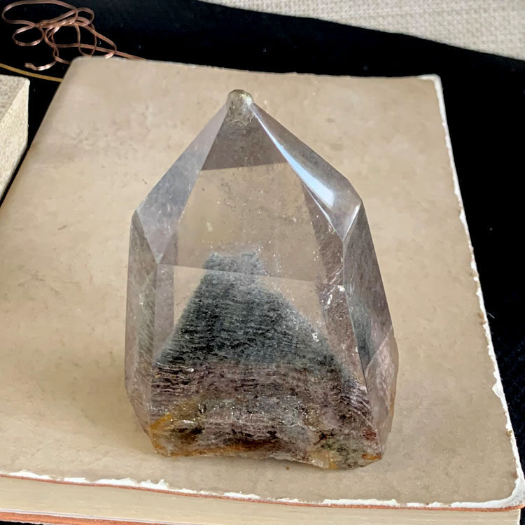 天然绿幽灵金字塔水晶柱千层山