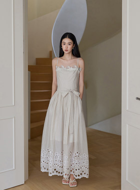 签儿条纹花边收腰大摆吊带裙
