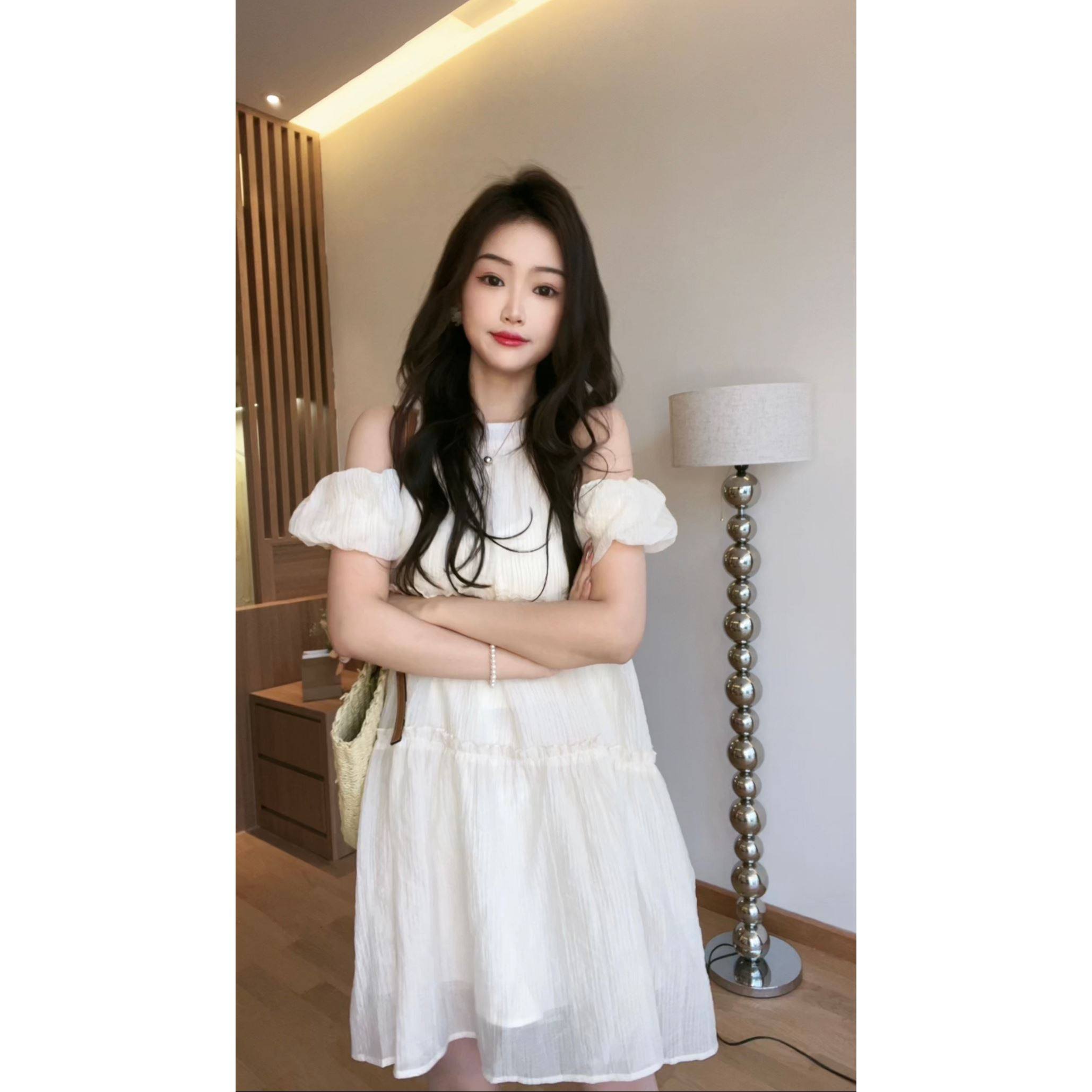 봄여름 프렌치 코트풍 퍼프소매 루즈원피스로 살을 감싸주어 날씬해보이는 원피스 8884