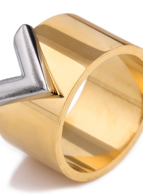 厂家 Wish亚马逊热卖V字复古个性戒指字母宽指环情侣钛钢戒指