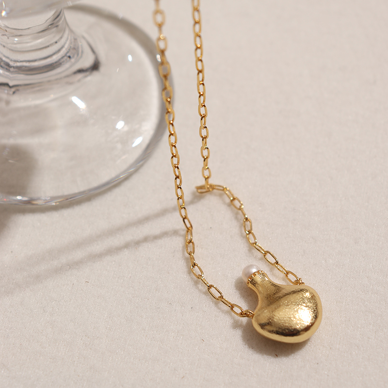 WEARRING 新款高级感磨砂质感你水壶水瓶造型项链淡水珍珠锁骨链