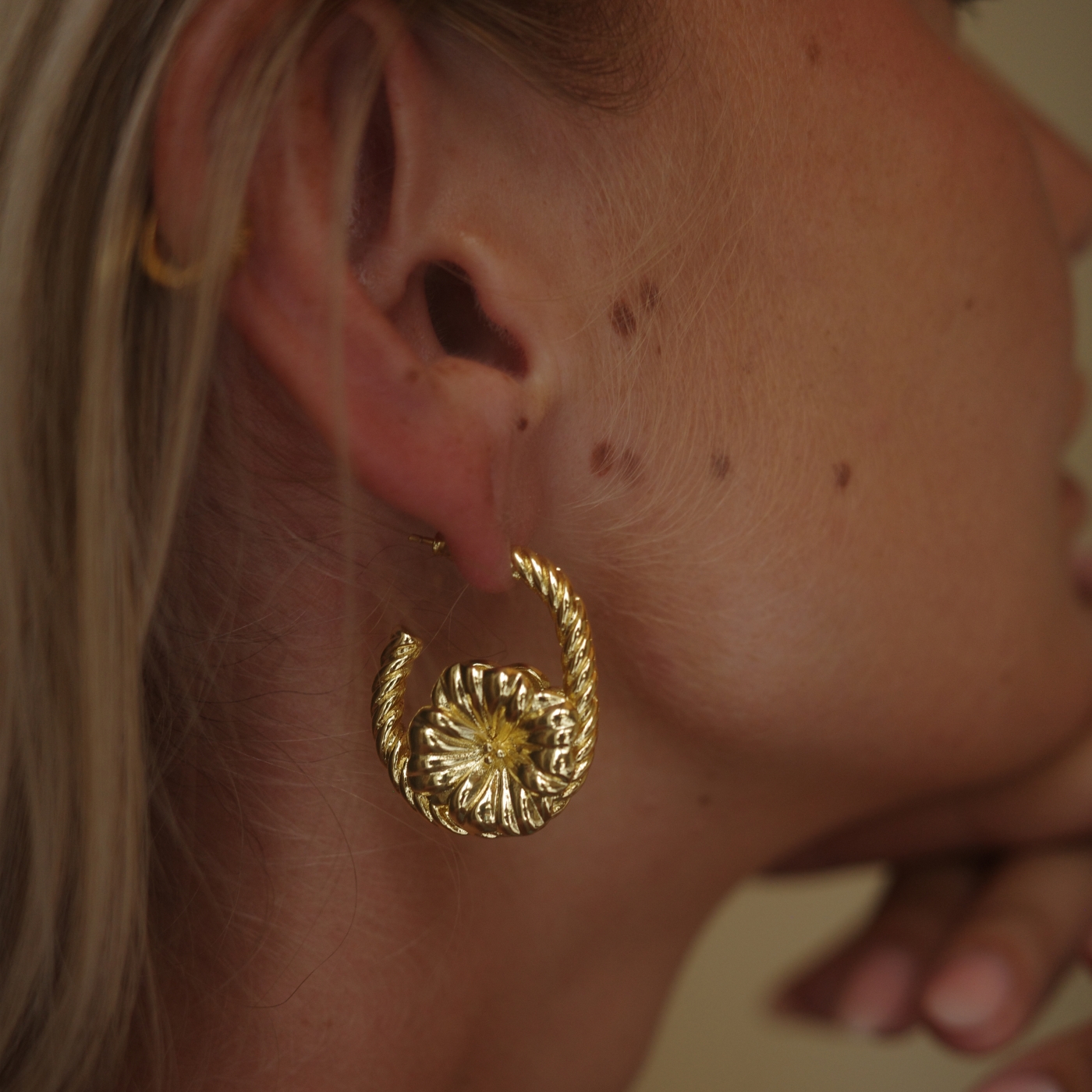 冷淡风金色螺旋纹花朵耳环