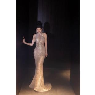 女2024款 北京出租 金色鱼尾晚礼服女高级感晚会主持人红毯敬酒服装