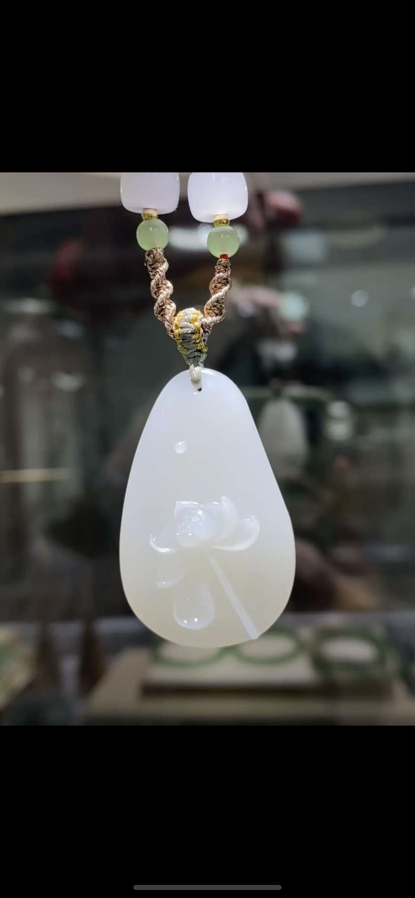 天然精品新疆和田玉籽料 荷花牌留原皮过灯 正品带证书二十年老店