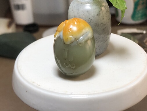 新疆和田玉籽料沙枣青 俏雕 松鼠葡萄 颜色分明 29-21-19mm，19克