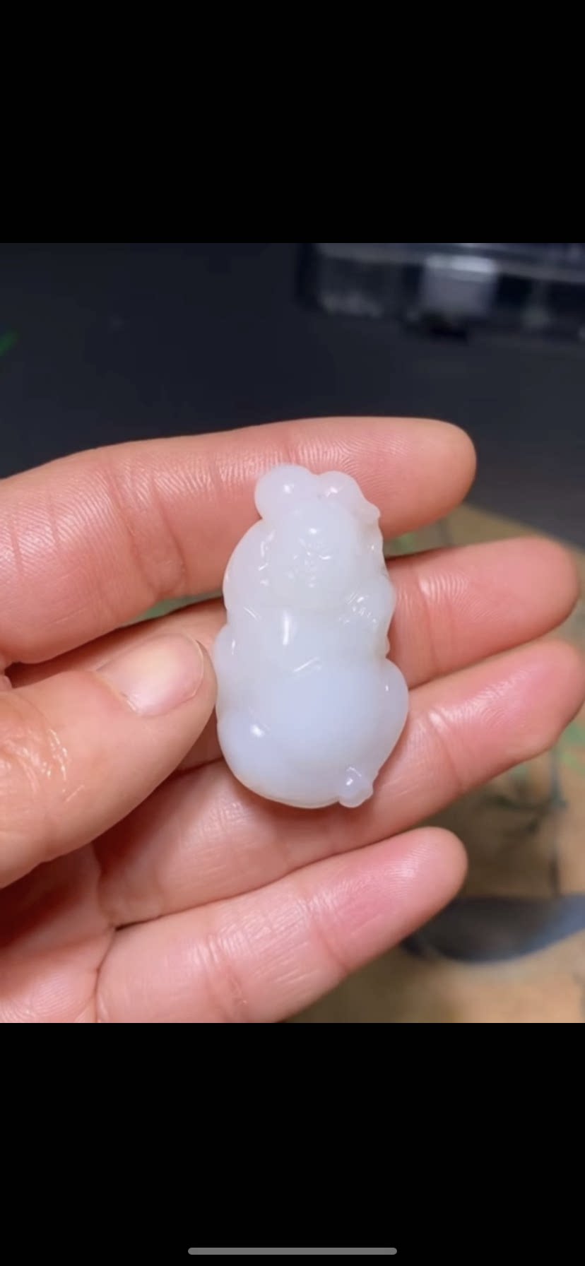 精品新疆和田玉籽料 弥勒佛一级白 41&times;24&times;15mm 正品保真 带证书