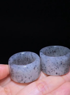 精品新疆和田籽料青花 点墨扳指 飘雪状墨点分布均匀   内径20mm