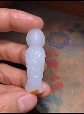 新疆和田玉籽料站观音立体雕刻留红皮一级白油性脂粉好47*14*10mm