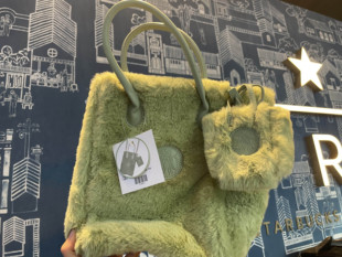 星巴克2022新年福袋小熊包包托特包新年毛绒暖棕随行包绿色手提袋