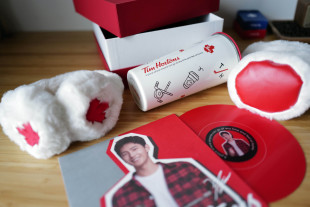 Tims咖啡暖冬礼盒不锈钢马克杯杨洋仿红胶唱片白色毛绒耳罩斜挎包