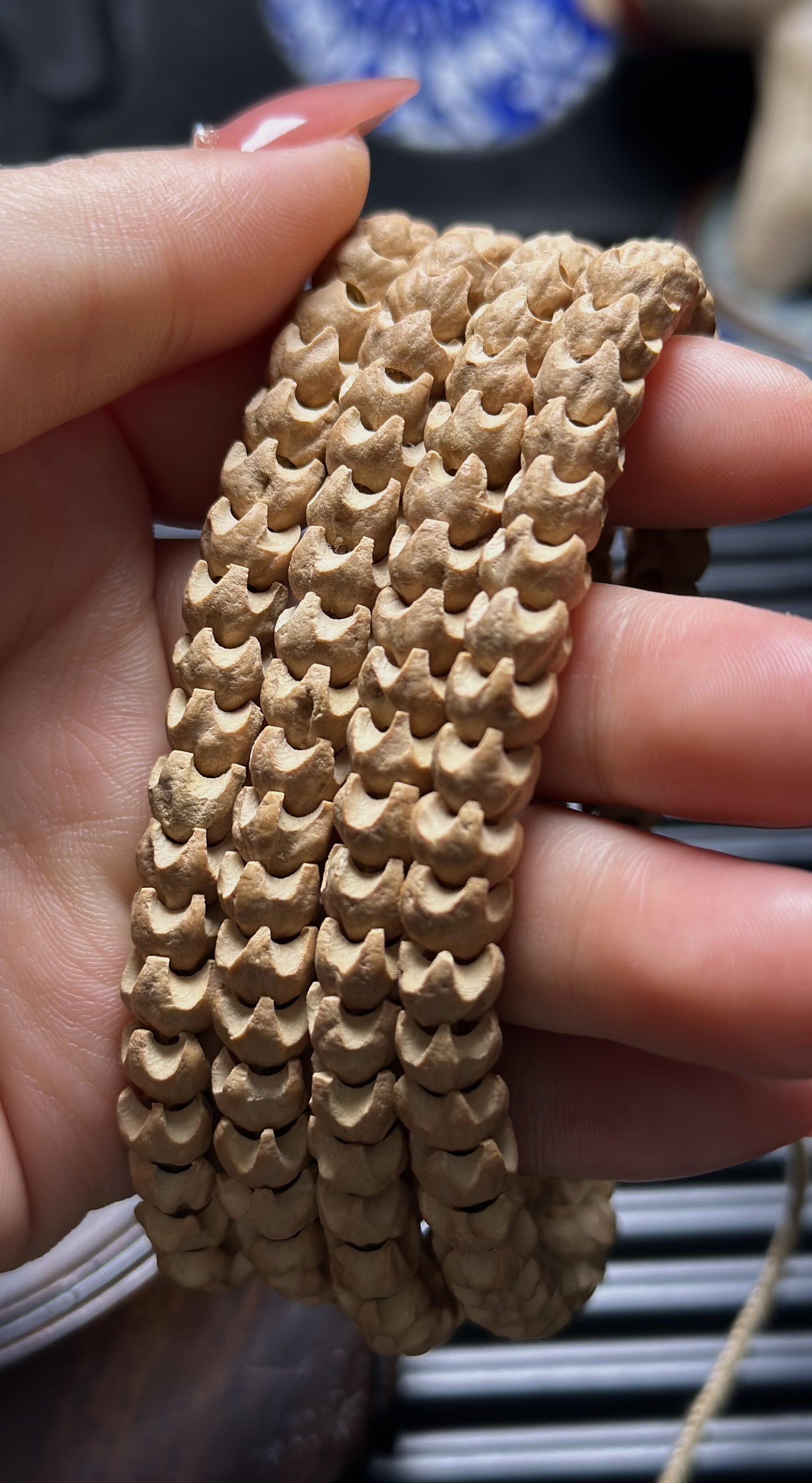 藏区柏香籽异型龙爪8m白芽高密度雕刻版老帅了文玩百香108长串10