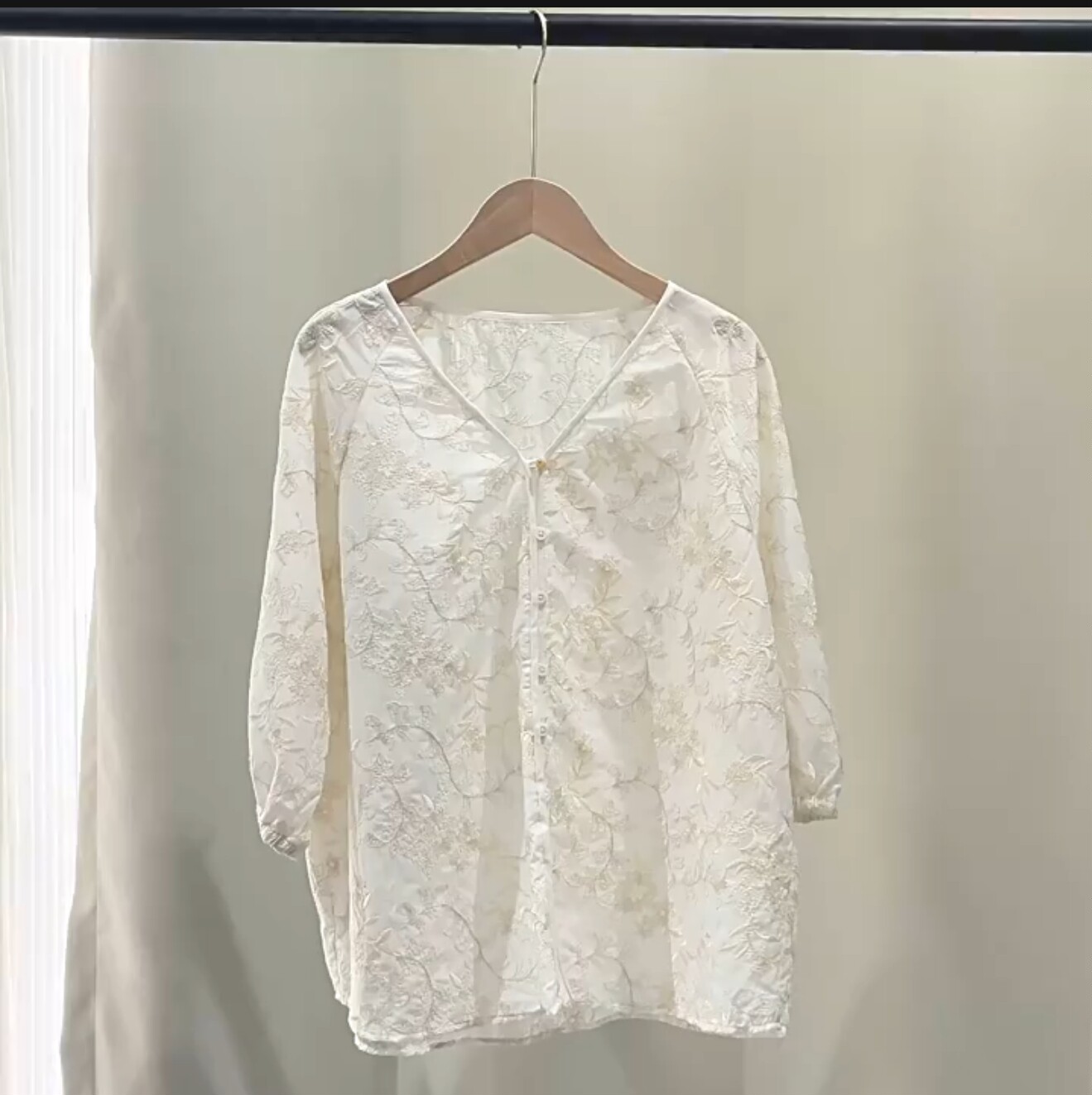 夏季桑蚕丝V领衬衫女七分袖新中式国风花朵刺绣小衫新款法式上衣