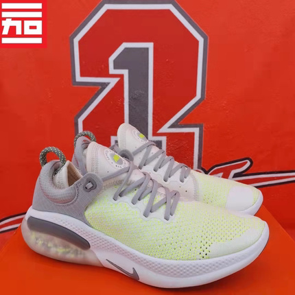 NIKE缓震颗粒运动跑鞋