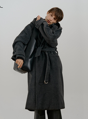 COLN连帽大衣总是降温时的优先选择沉甸甸的同时又帮你keep住温暖