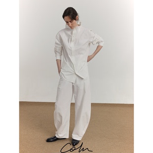 气定神闲 底低头无需任何配角就能雅 COLN秋天得向高领长袖 白衬衫