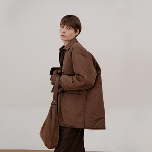 COLN寒意袭来是时候拥抱衬衫 翻领棉服轻松也不臃肿柔软却也细腻 式