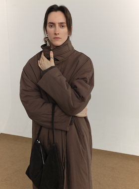 COLN它用风衣的线条执笔却填进棉服的暖意它便是灯芯绒拼风衣棉衣