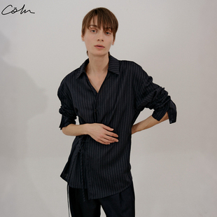 COLN系带条纹衬衫 围裹腰间透着几分松弛行动 浪漫不由分说懒懒