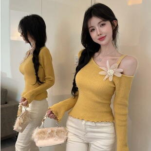 杭州四季青意法高端女装不规则露肩斜领吊带立体花朵木耳边针织衫