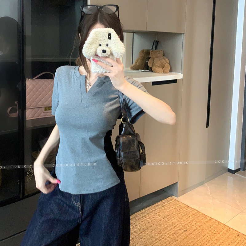 设计感修身插色半开V领短袖t恤