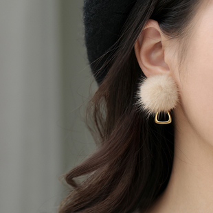 爆款 925银针毛球耳钉女新年小众高级感耳饰2025新款 耳环 巷南