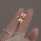 925纯银四叶草耳钉轻奢小众设计高级感耳环女夏简约耳饰 巷南