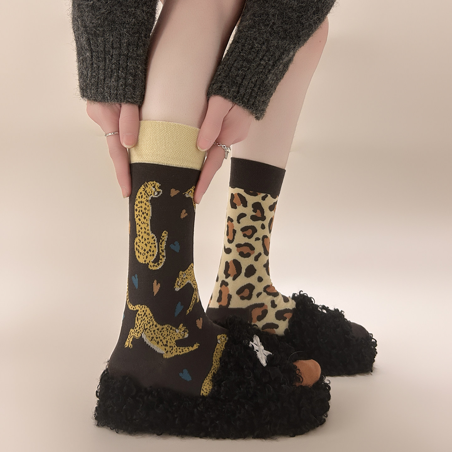 原创不对称AB袜子女春秋季新款卡通个性中筒嘻哈情侣男女鸳鸯棉袜